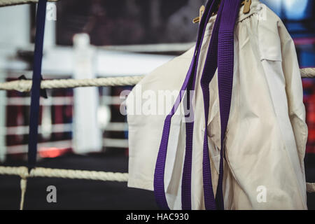 Uniforme de judo et ceinture violette en ring de boxe Banque D'Images