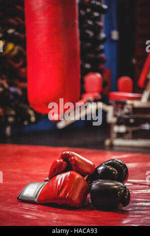 Paire de gants de boxe rouge et noir Banque D'Images