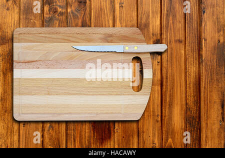 Planche à découper bambou vide et le couteau sur une vieille table en bois pour l'affichage des produits.vue d'en haut Banque D'Images