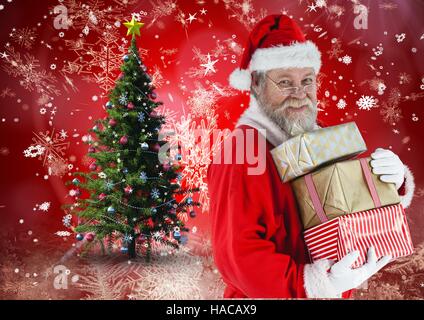 Happy santa claus holding pile de cadeaux Banque D'Images