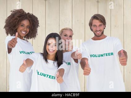 Groupe de volontaires showing Thumbs up Banque D'Images