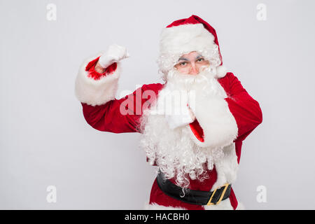 Santa Claus - super-héros. Isolé sur blanc. Banque D'Images