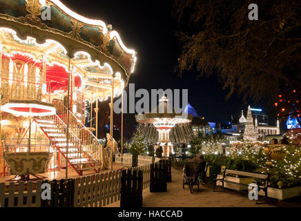 Les carrousels de lumineux et d'une décoration de Noël sur les jardins de Tivoli un soir sombre dans le marché de Noël de la saison. Copenhague. Banque D'Images