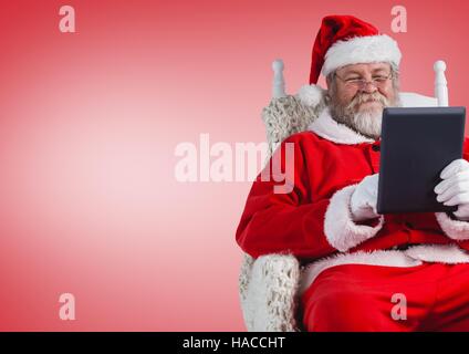 Santa Claus using digital tablet Banque D'Images