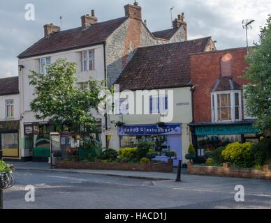 Une scène de rue à Glastonbury, en Angleterre Banque D'Images