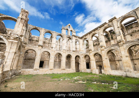 Vue panoramique sur le cloître en ruines d'un monastère abandonné. Banque D'Images