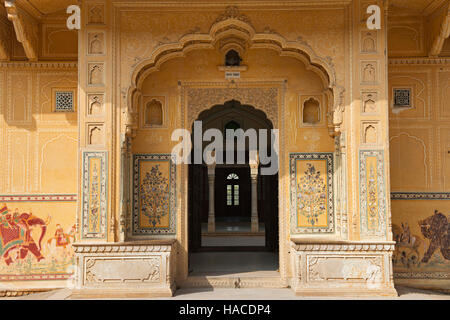 Entrée décorée de Mahal, Fort Nahargarh , Jaipur, Rajasthan, Inde Banque D'Images