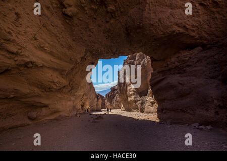 Les touristes, en visite, Natural Bridge, pont naturel Canyon, Death Valley National Park, Death Valley, Californie Banque D'Images