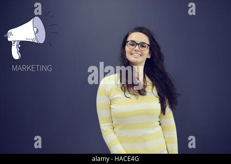 Jolie jeune femme en face de stocks et les symboles graphiques du marché Banque D'Images