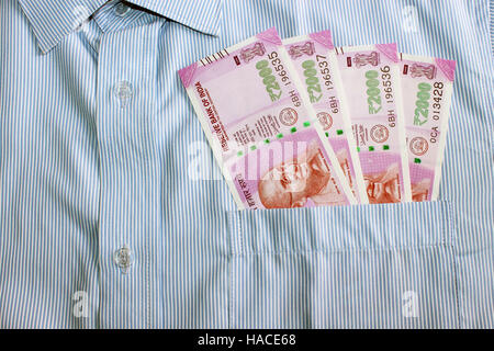 Nouveau 2000 rupee notes dans un Indien hommes,s shirts poche devant. Banque D'Images