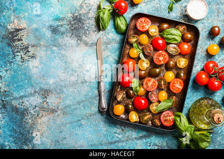 Les bacs de couleur différente frais tomates cerises prêt Banque D'Images