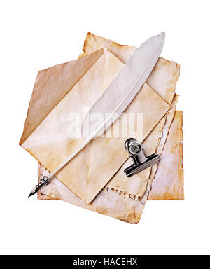 Lettres vintage, enveloppe, plume stylo et pince-notes isolé sur fond blanc. Retro de la correspondance. Banque D'Images