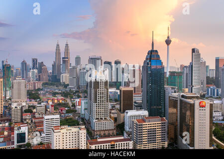 Vue sur la ville de Kuala Lumpur avec de célèbres tours Petronas et de la tour Menara KL, la Malaisie Banque D'Images