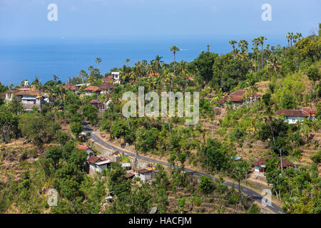 Vue aérienne de la route côtière à l'Est de Bali, Indonésie. Paysage Tropical Banque D'Images