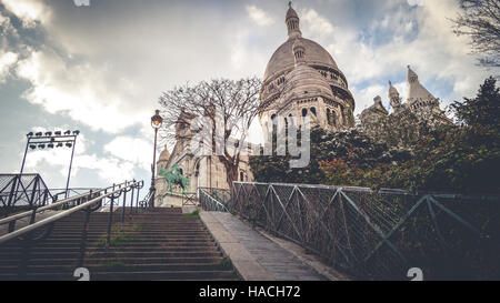 Vue de dessous le Sacré-Cœur à Montmartre Banque D'Images