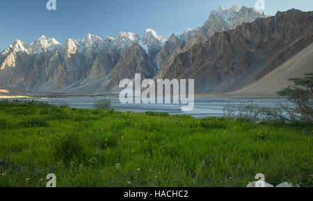 De magnifiques pics Tupopdan et prairie le long de la rivière Hunza à Passu, nord du Pakistan Banque D'Images