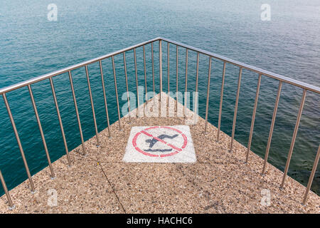 Panneau d'avertissement disant de ne pas plonger au bord d'un lac Banque D'Images