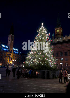 L'arbre de Noël à la place de l'Hôtel de ville de Copenhague, à allumé sur le premier dimanche de l'Avent. Banque D'Images