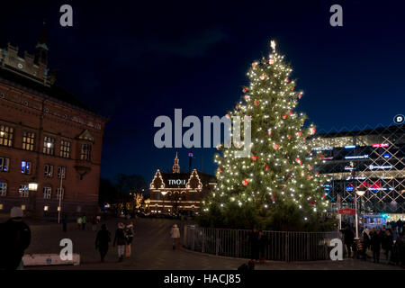 Arbre de Noël dans la place de l'Hôtel de ville de Copenhague, à allumé sur le premier dimanche de l'Avent. Tivoli et Industriens Hus lointain. Banque D'Images