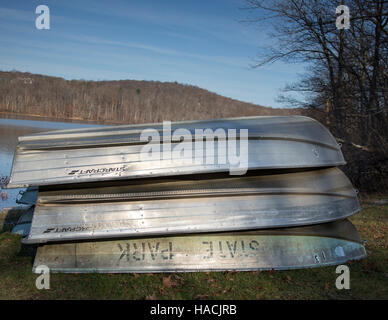 Barques sur la rive d'un lac Banque D'Images