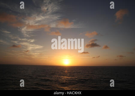 Coucher de soleil sur l'océan, au large de la côte de la Mexique, Caraïbes. Banque D'Images