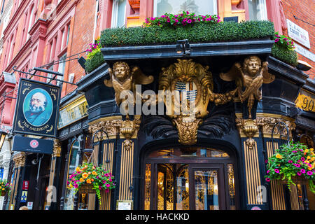 Le Salisbury pub à Londres, Royaume-Uni Banque D'Images