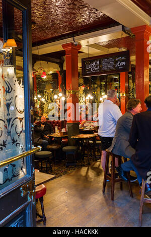 Le Salisbury pub à Londres, Royaume-Uni Banque D'Images