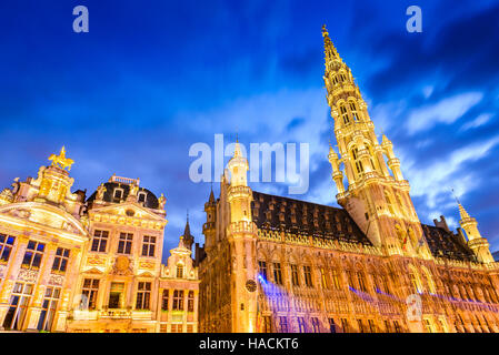 Bruxelles, Belgique. Scène de nuit grand angle de la Grand Place et de la Maison du Roi, l'Europe place historique doit-voir la vue Bruxelles Banque D'Images