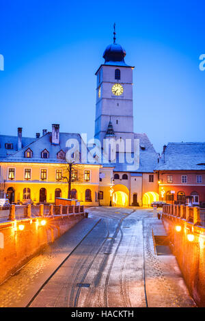 Sibiu, Roumanie. Image Twilight Tour du Conseil de la région de petite place, la Transylvanie. Banque D'Images