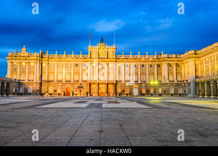 Madrid, Espagne. Palais Royal vu de la Plaza de la Armeria, crépuscule de droit de la capitale espagnole. Banque D'Images