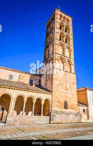 Segovia, Espagne. Plaza San Esteban et l'église, Castilla y Leon, en espagnol cathédrale médiévale. Banque D'Images