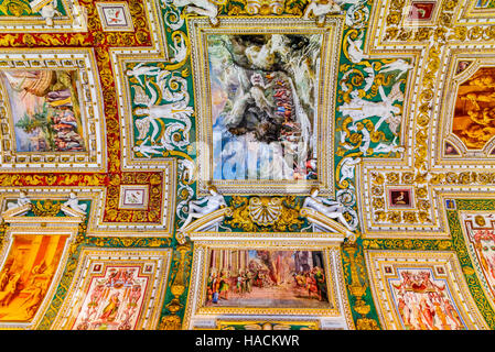 Rome, Italie. Les peintures sur les murs et le plafond dans la galerie des cartes, au Musée du Vatican. Banque D'Images