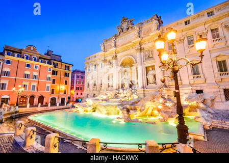 Rome, Italie. Orné d'une fontaine de Trevi, construit en, illuminé la nuit dans le coeur de Rome. Banque D'Images