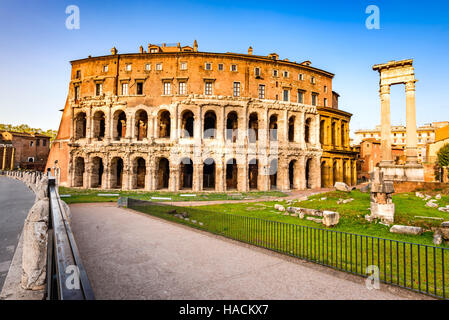 Rome, Italie. Matin voir au théâtre de Marcellus (Italien : Teatro di Marcello) construit au début de la République romaine. Banque D'Images