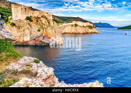 Dubrovnik, Croatie. Pittoresque spectaculaire vue sur la vieille ville de Raguse et forteresse de Lovrijenac. Banque D'Images