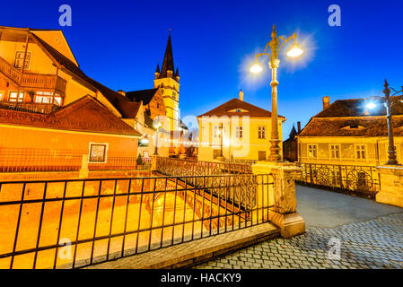 Sibiu, Roumanie. La Cathédrale évangélique et les menteurs Bridge dans le centre de Sibiu, Transylvanie, Capitale européenne de la Culture pour l'année 2007. Banque D'Images