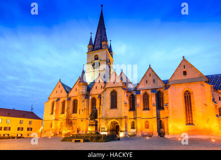 Sibiu, Roumanie. La Cathédrale évangélique dans le centre de Sibiu, Transylvanie, Capitale européenne de la Culture pour l'année 2007. Banque D'Images