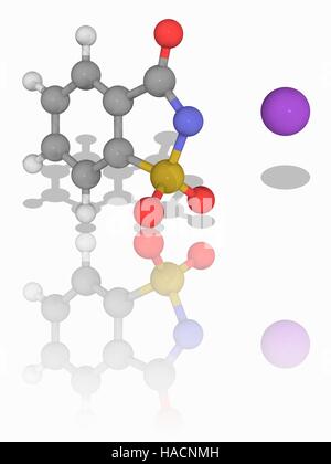 La saccharine. Le modèle moléculaire du sel de sodium de l'édulcorant saccharine (C7.H5.N.O3.S.Na). C'est un édulcorant artificiel hydrosolubles. Les atomes sont représentés comme des sphères et sont codés par couleur : carbone (gris), l'hydrogène (blanc), l'azote (bleu), l'oxygène (rouge), le soufre (jaune) et de sodium (violette). L'illustration. Banque D'Images