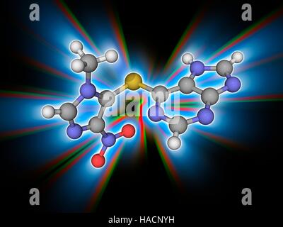 L'azathioprine. Le modèle moléculaire de l'immunosuppresseur azathioprine (C9.H7.N7.O2.S). Ce médicament est utilisé pour prévenir le rejet d'organe après une transplantation d'organe. Les atomes sont représentés comme des sphères et sont codés par couleur : carbone (gris), l'hydrogène (blanc), l'azote (bleu), l'oxygène (rouge) et le soufre (jaune). L'illustration. Banque D'Images