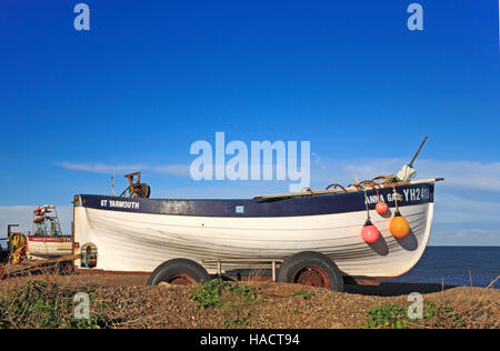 Un bateau de pêche côtière sur la plage de galets à Weybourne, Norfolk, Angleterre, Royaume-Uni. Banque D'Images