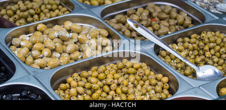 Olives bio dans un marché de producteurs Banque D'Images