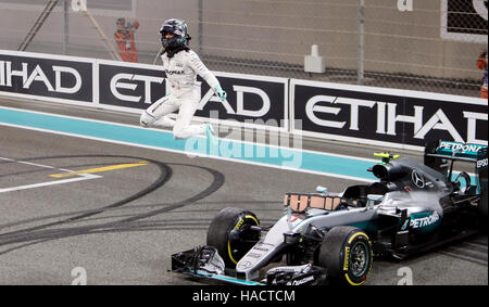 Mercedes Nico Rosberg célèbre la victoire au Championnat du Monde à la fin de la Grand Prix d'Abu Dhabi au Circuit de Yas Marina, à Abu Dhabi. ASSOCIATION DE PRESSE Photo. Photo date : dimanche 27 novembre 2016. Voir PA story AUTO Abu Dhabi. Crédit photo doit se lire : David Davies/PA Wire. RESTRICTIONS : un usage éditorial uniquement. L'utilisation commerciale avec au préalable le consentement d'équipes. Banque D'Images