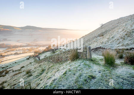 Sur un mur en pierre sèche frosty matin à bord dans le haut Katy Roy Peak District, Angleterre Banque D'Images