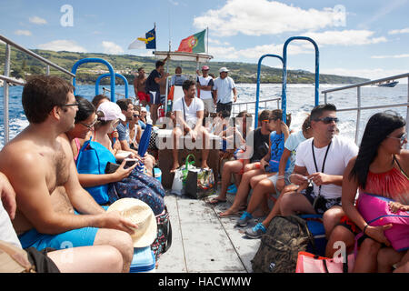 Personnes sur un bateau. Dans l'archipel des Açores. Le Portugal. L'horizontale Banque D'Images