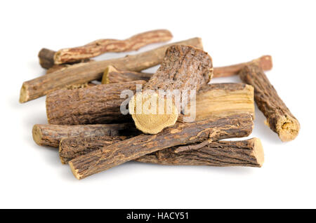 Tas de bâtons de réglisse isolé sur blanc (également appelée Glycyrrhiza acanthocarpa, glycyrrhiza glabra, glabra Réglisse, réglisse, tabac ou alcool Banque D'Images