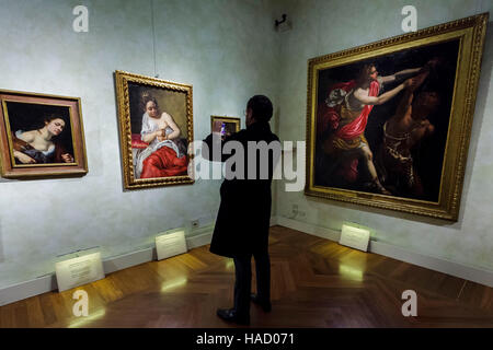 Rome, Italie. 29 Nov, 2016. Les visiteurs assistent à la "Artemisia Gentileschi e il suo tempo' aperçu de l'exposition au Palazzo Braschi - Museo di Roma in Rome, Italie. L'exposition s'ouvre au public le 30 novembre et se poursuivra jusqu'au 08 mai 2017. Artemisia Gentileschi (Juillet 8, 1593 - Juin 14, 1653) était un peintre italien baroque, aujourd'hui considéré comme l'un des plus grands peintres de la génération suivant celle du Caravage. © Giuseppe Ciccia/Pacific Press/Alamy Live News Banque D'Images