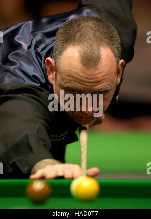 Mark Williams lors de son match contre Ricky Walden pendant sept jours du Championnat du Royaume-Uni Betway, 2016 au York Barbican. Banque D'Images