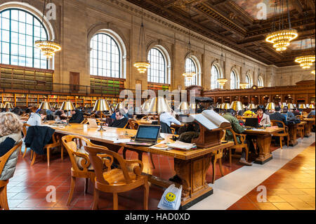 New York, NY, USA - Les gens qui étudient à la salle de lecture principale de la Bibliothèque publique de New York. Banque D'Images