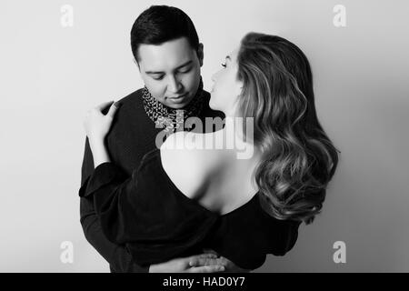 Belle homme kazakh et woman posing in studio. Histoire d'amour Banque D'Images