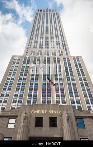 Vue grand angle faible de l'Empire State Building à New York, NY, au cours de la journée. Banque D'Images